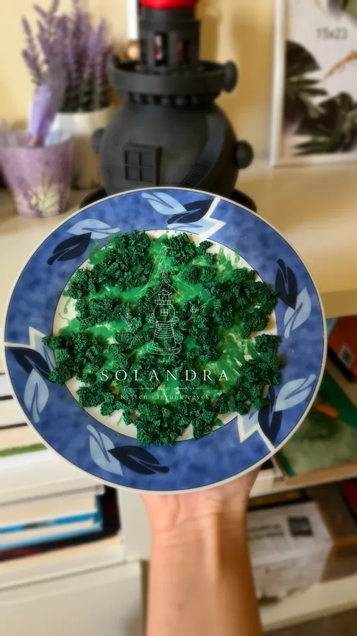 Elkészítettem a miniatűr mohákat, a képen éppen szárad. Kőkeményre megkötő anyaggal rögzítem, így az soha nem potyog le.